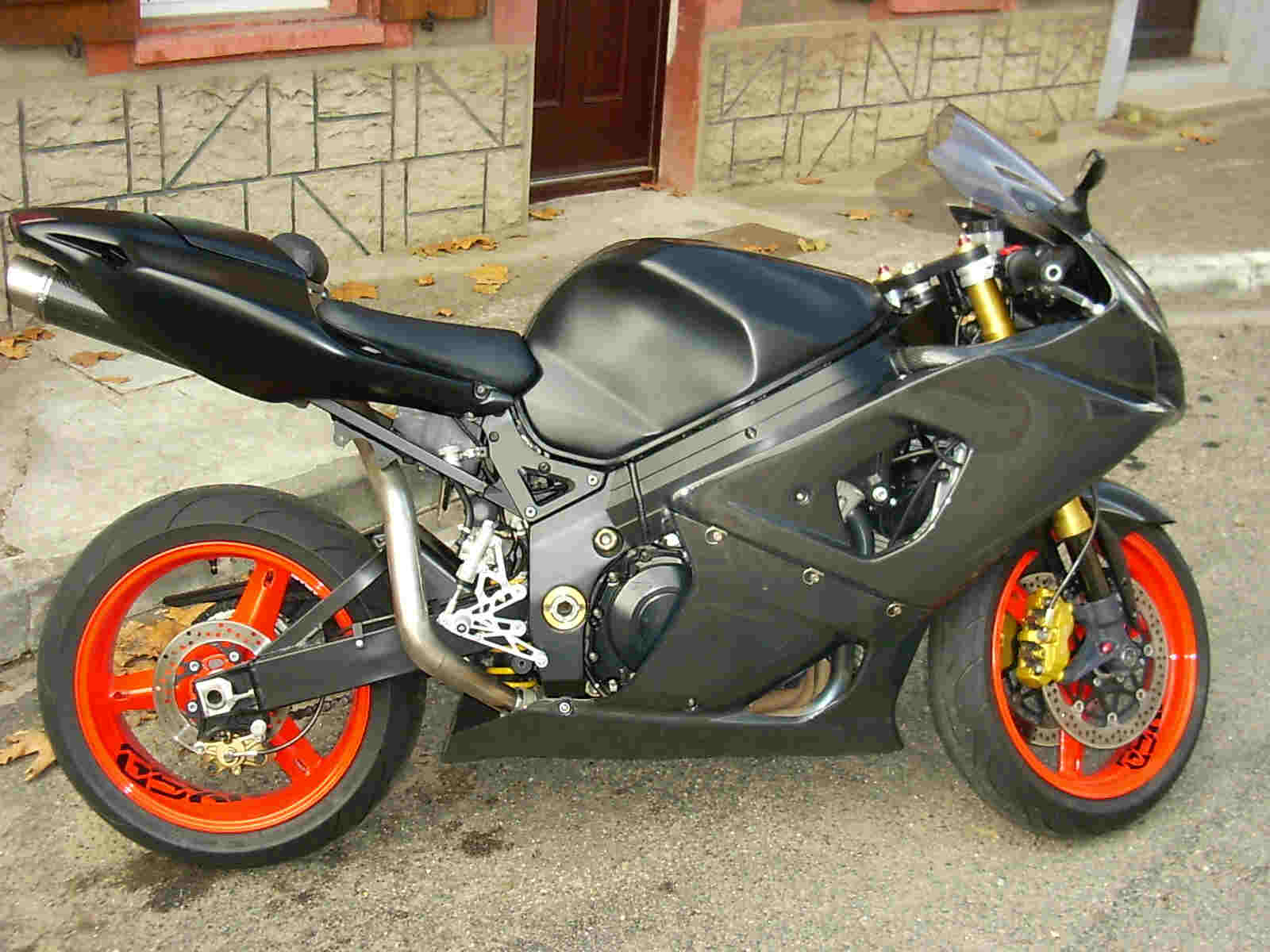 gsxr 1000 jantes orange.jpg