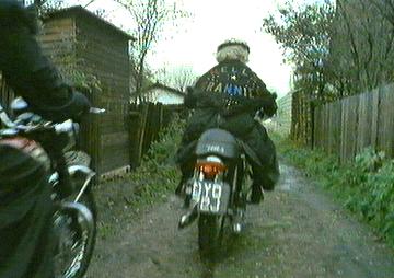 ritchie en pleine cascade sur bsa.jpg
