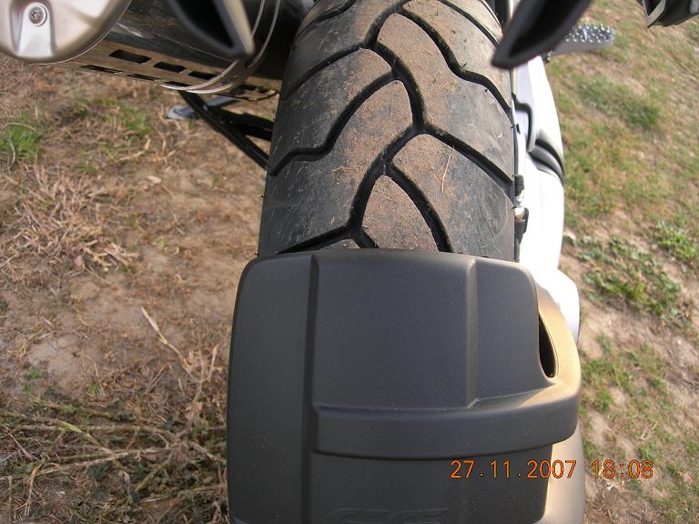 mon pneu avec de la terre...terrible........!.jpg