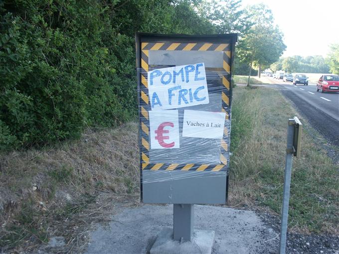 le-radar-de-tossiat-ne-flashe-plus-et-pour-cause-il-a-ete-emballe-avec-des-inscriptions-bien-visib.jpg