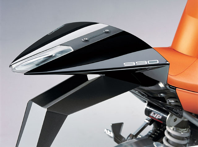 2004-ktm-rc8-09-zoom.jpg